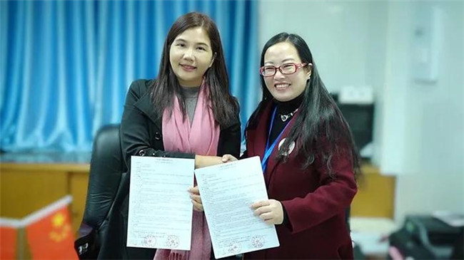 巴德士集团营销总监李海英女士（左）与容桂小学副校长陈燕女士（右）签订冠名社团赞助协议